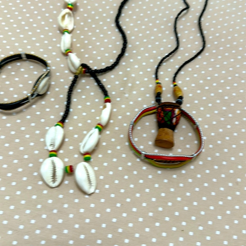 A short necklace(choker) with its bangle/ Bracelet.